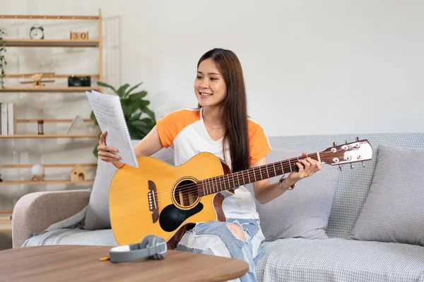 Jovem Está Segurando Livro Letras Acordes Para Tocar Guitarra Praticar — Fotografia de Stock