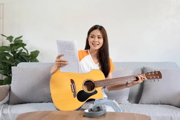 Jovem Está Segurando Livro Letras Acordes Para Tocar Guitarra Praticar — Fotografia de Stock