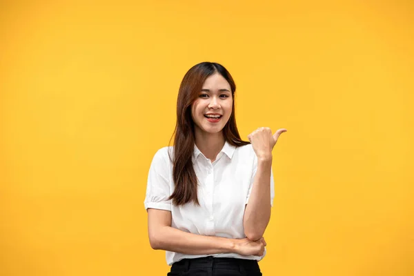 Junge Asiatische Frau Trägt Weißes Kurzarmhemd Und Lächelt Während Sie — Stockfoto