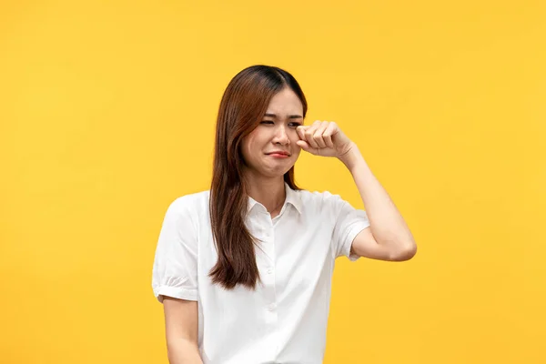 Junge Asiatische Frau Trägt Weißes Kurzarmshirt Und Wischt Sich Die — Stockfoto