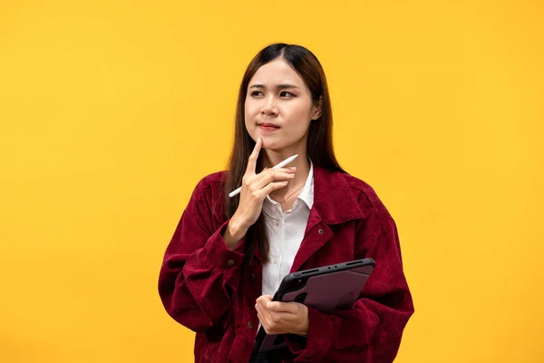 Mladá Asijská Žena Nosí Červenou Bundu Drží Tablet Perem Práce — Stock fotografie