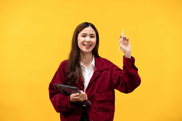 Junge Asiatische Frau Trägt Rote Jacke Und Hält Tablet Mit — Stockfoto