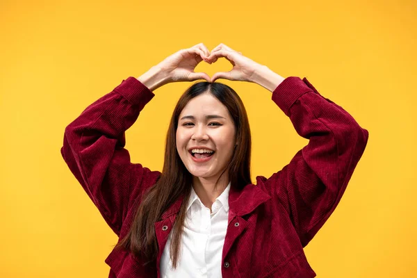 Junge Asiatische Frau Trägt Rote Jacke Und Großes Lächeln Während — Stockfoto