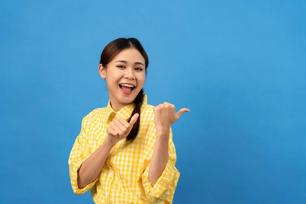 Mladá Asijská Žena Sobě Gingham Žlutá Košile Copánky Účes Usmívat — Stock fotografie