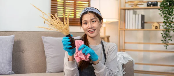 Haushälterin Trägt Schutzhandschuhe Und Verwendet Mikrofasertuch Zum Säubern Und Abwischen — Stockfoto