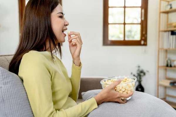 Giovane Donna Asiatica Mettere Una Ciotola Popcorn Sul Cuscino Mangiare — Foto Stock