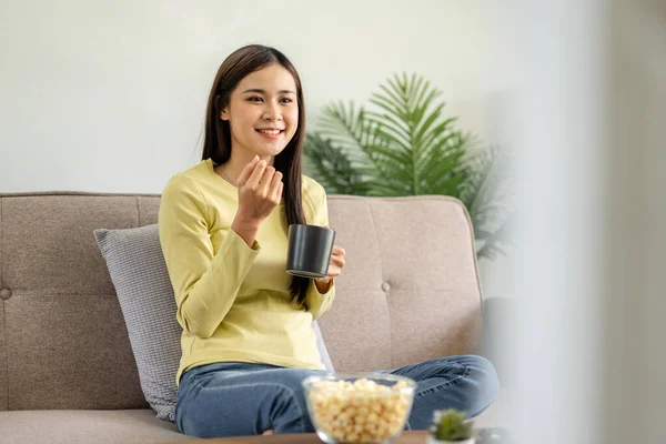 Jovem Mulher Asiática Está Bebendo Café Comendo Pipocas Enquanto Sentado — Fotografia de Stock