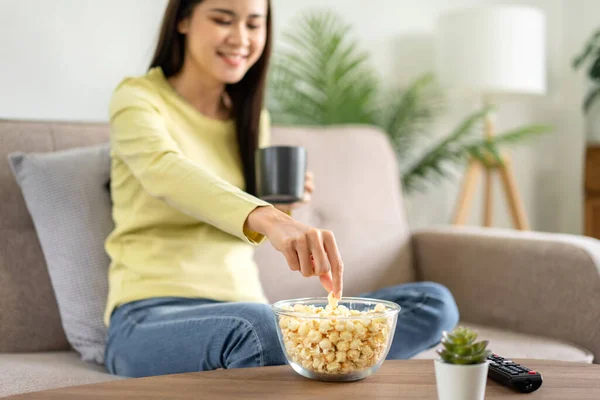 Giovane Donna Asiatica Sta Bevendo Caffè Mangiare Popcorn Mentre Seduto — Foto Stock