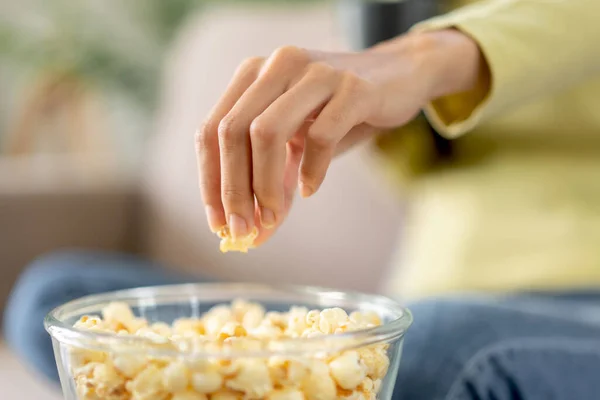 Giovane Donna Asiatica Sta Afferrando Popcorn Una Ciotola Tenendo Tazza — Foto Stock