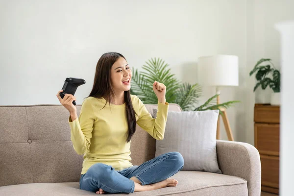 Giovane Donna Asiatica Sta Usando Joystick Controllo Del Videogioco Giocare — Foto Stock