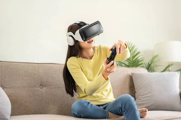 Joven Mujer Asiática Con Gafas Realidad Virtual Uso Joystick Control —  Fotos de Stock