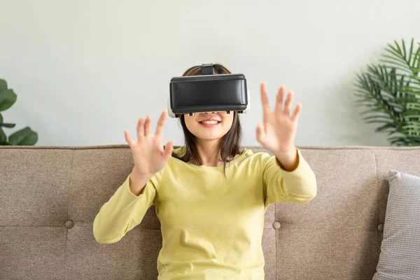 Joven Mujer Asiática Con Gafas Realidad Virtual Para Ver Video —  Fotos de Stock