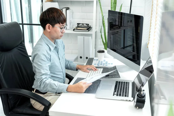 Male Programmer Programing Developing Program App Website Corporate While Working — Zdjęcie stockowe