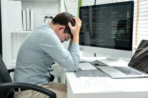 Чоловік Програміст Відчуває Головний Біль Стрес Під Час Перевірки Програмного — стокове фото