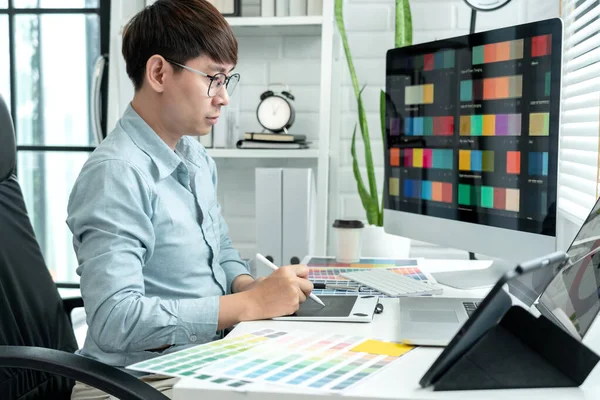Mężczyzna Grafik Wybiera Próbki Kolorów Swatch Wielu Ekranach Szkicowanie Tablecie — Zdjęcie stockowe