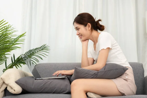 Teenage Girl Sta Usando Computer Portatile Ascoltare Lezione Del Docente — Foto Stock