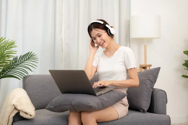 Adolescente Está Usando Fone Ouvido Ouvir Música Laptop Enquanto Está — Fotografia de Stock