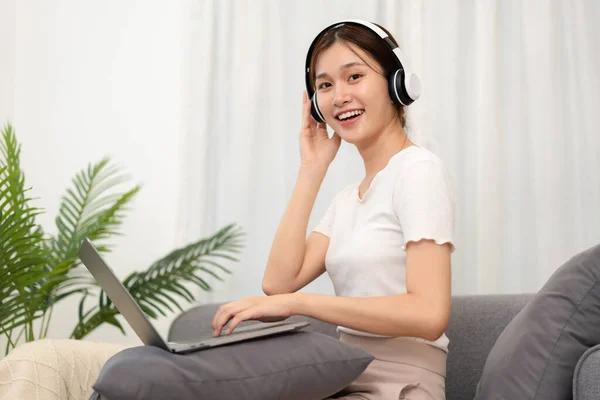 Adolescente Está Usando Fone Ouvido Ouvir Música Laptop Enquanto Está — Fotografia de Stock