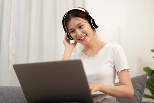 Adolescente Está Usando Fone Ouvido Ouvir Música Laptop Enquanto Está — Fotografia de Stock