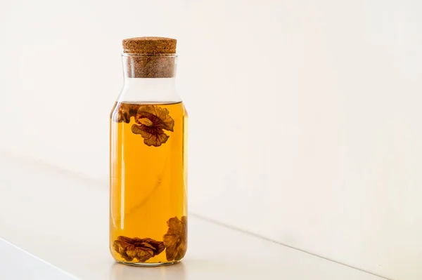 Soaked Brewed Raw Walnut Kernels Glass Bottle Detox Diet Antioxidant —  Fotos de Stock