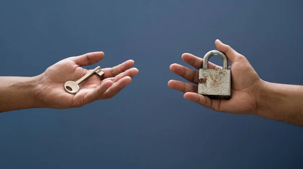 Hands Holding Lock Key Isolated Background Concept Solving Problem Solution — Stockfoto
