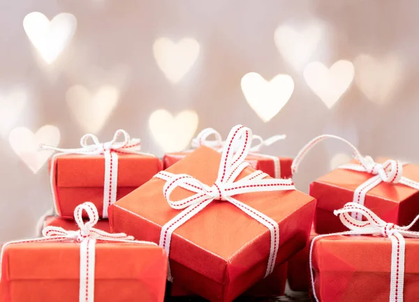 Красные Подарочные Коробки Коробка Форме Сердца Деревянном Полу Любовь Дар — стоковое фото