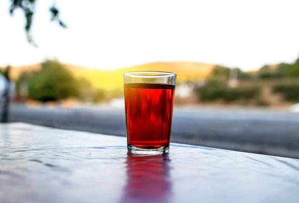 Закрыть Фотографию Горячего Турецкого Чая Стеклянной Чашке — стоковое фото