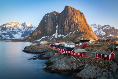 Norveç, Lofoten Adaları 'ndaki Hamnoy balıkçı köyünde güzel bir gün doğumu.