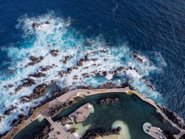 Porto Moniz, Madeira, Portekiz 'deki boş doğal havuz manzarası.