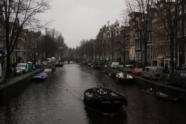Amsterdam, Hollanda, 2015 - Amsterdam şehir kanalı boyunca tekneyle seyahat eden bir çift
