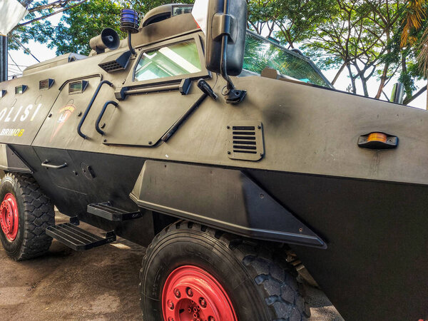 Ряды милицейских тактических машин, припаркованных во дворе Горонтало. используется при охране и разгоне анархистских демонстраций. взято со всей стороны или части автомобиля 9 августа 2022 года