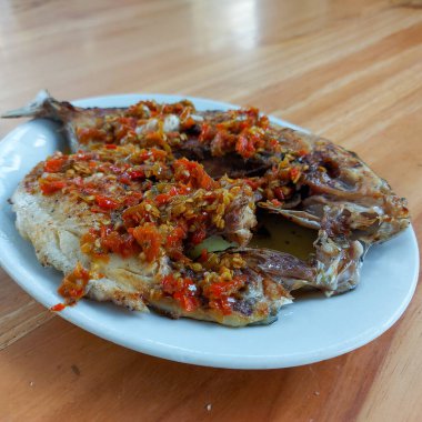 This fish is called bubara, split into two parts which are topped with spicy chili sauce and then grilled using coconut shell charcoal.  Location at Pinos Restaurant, Gorontalo City, August 14, 2022