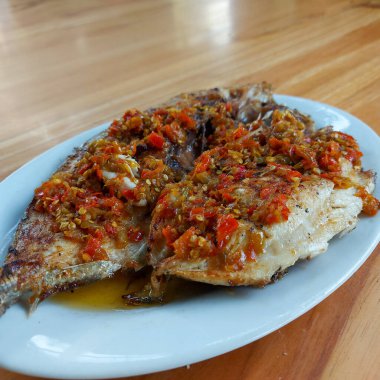 This fish is called bubara, split into two parts which are topped with spicy chili sauce and then grilled using coconut shell charcoal.  Location at Pinos Restaurant, Gorontalo City, August 14, 2022