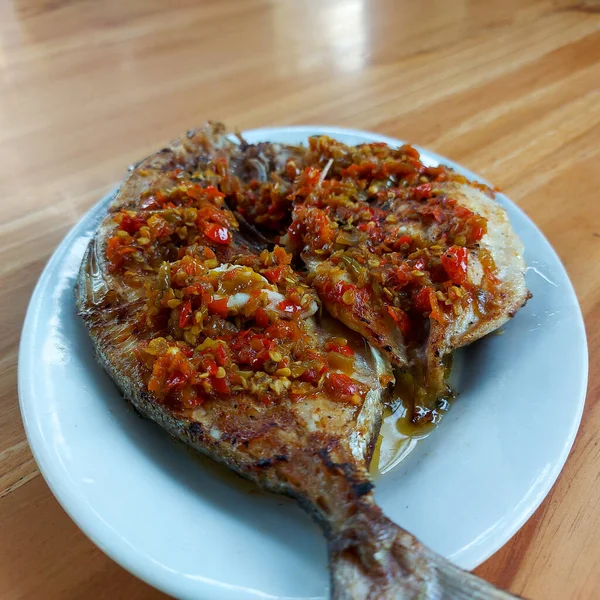 Fish Called Bubara Split Two Parts Which Topped Spicy Chili — Stock fotografie