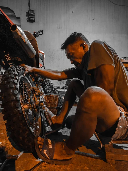 Old Man Short Shorts Trying Hard Change Rear Motorcycle Tire — Fotografia de Stock