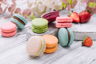 Fransızca macaroons. kahve, çikolata, vanilya ve ahududu macaroons