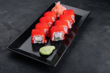California maki sushi masago ile-rulo yengeç eti yaptı.