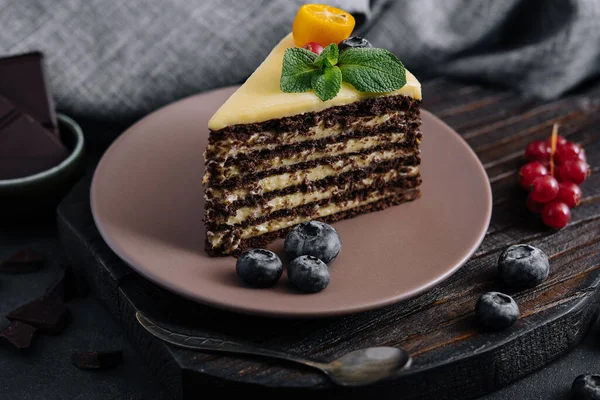 Chocolate Vanilla Cake Berries Plate — Foto de Stock