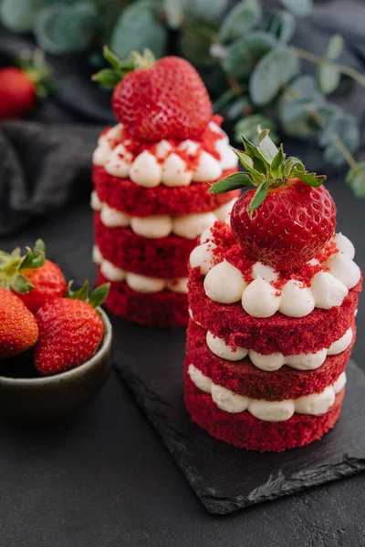 Puff Pastry Stuffed Cream Strawberries — 스톡 사진