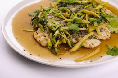 Kızarmış balık fileto. Sosu ve otlar ile cod