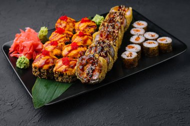 Zencefilli sıcak suşi ve siyah taş tabakta wasabi servis ettim.