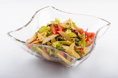 Beyaz arka planda lezzetli greyfurt salatası tabağı.