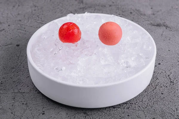 Cherry Tomatoes Lie Ice White Bowl — 图库照片