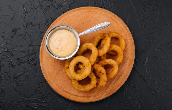 Crunchy Fried Onion Rings Sauce Wooden Dish — Fotografia de Stock