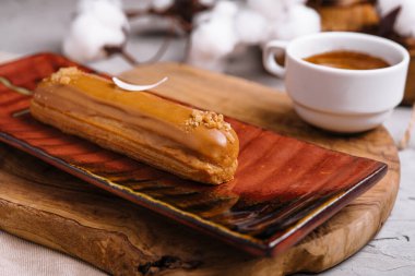 Karamel jöleli, fıstıklı ve kahveli iştah açıcı ekler.