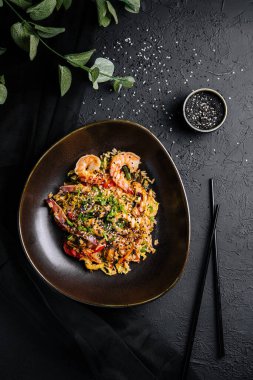 Çin tavasında hazırlanmış deniz ürünleri ve sebzeli pilav manzarası.