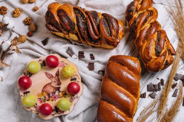 En üstte çörekleri olan Paskalya yumurtaları.