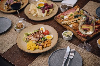 İtalyan meze - jambon, peynir ve grisini türleri