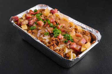 Siyah arka planda etli lazanya