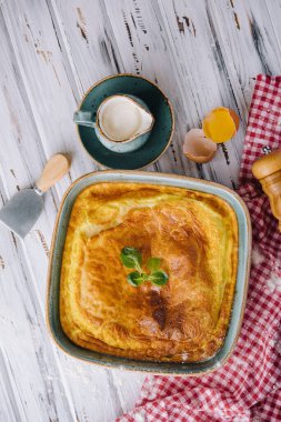 Tahta masada etli ve fesleğenli lezzetli turta.